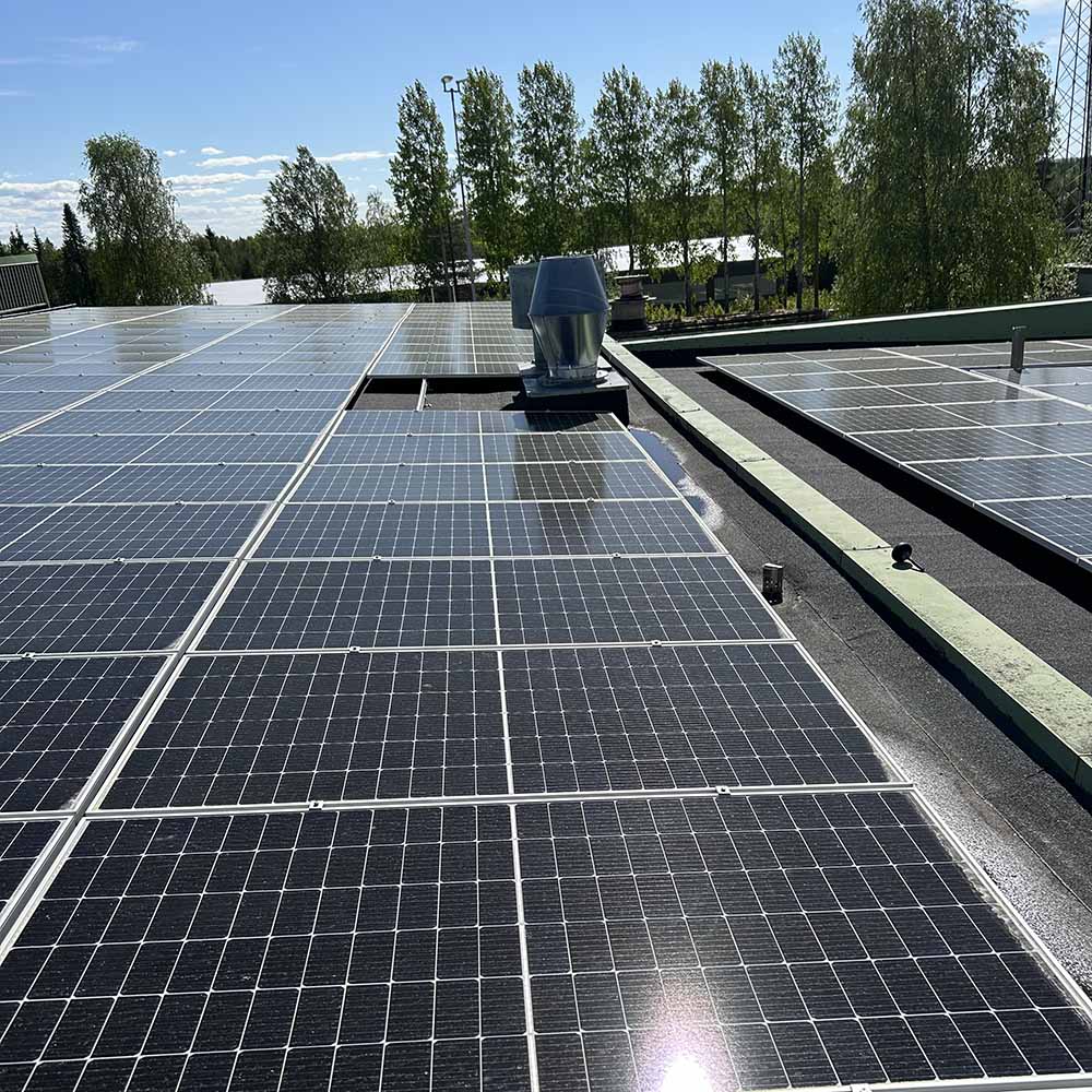 Solcellspaneler på industriell fastighet